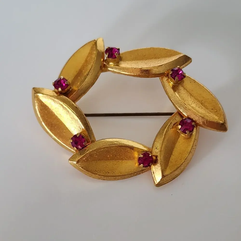 Vintage gold tone red stone wreath leaf pin‎ brooch